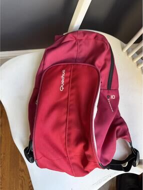 Quechua Arpenaz 10 Red Sling Backpack with Multiple Zippered Compartments